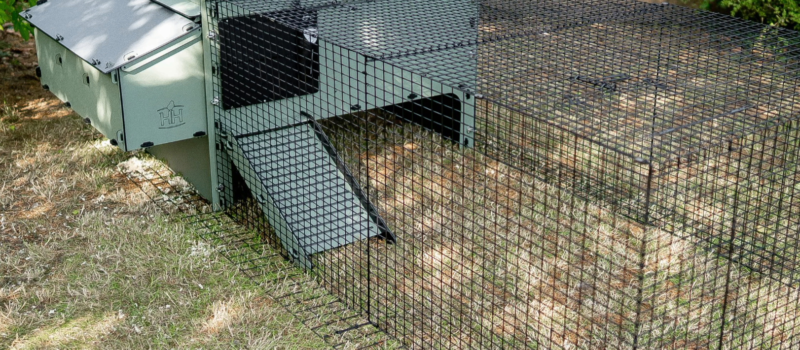 Anti-tunnel wire skirts for predator protection